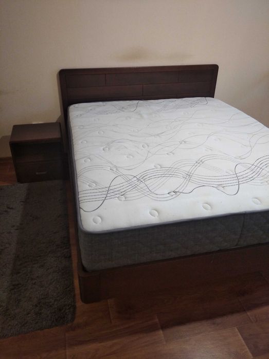 Продам кровать с тумбочкой и матрасом