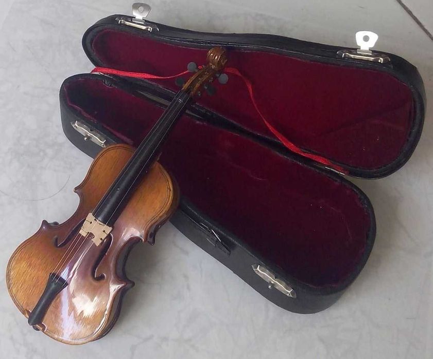 Viola e Violino em miniatura