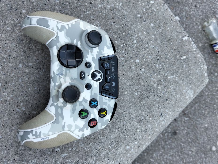 Dois comandos da xbox one s semi novos