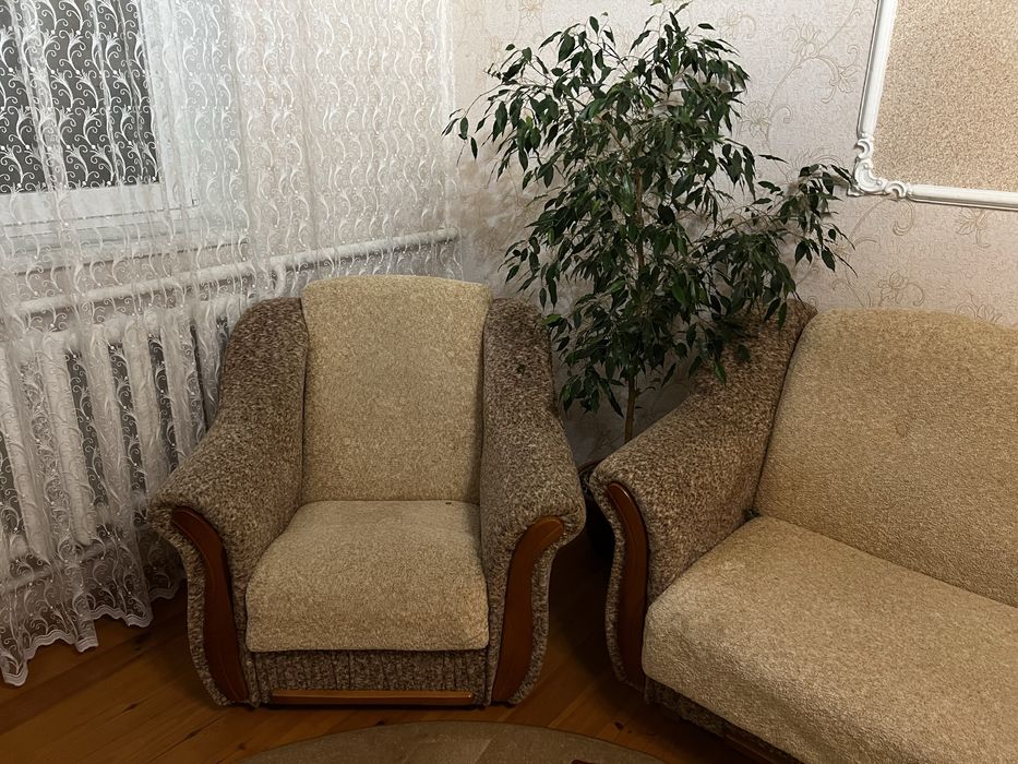 Диван з стільцями