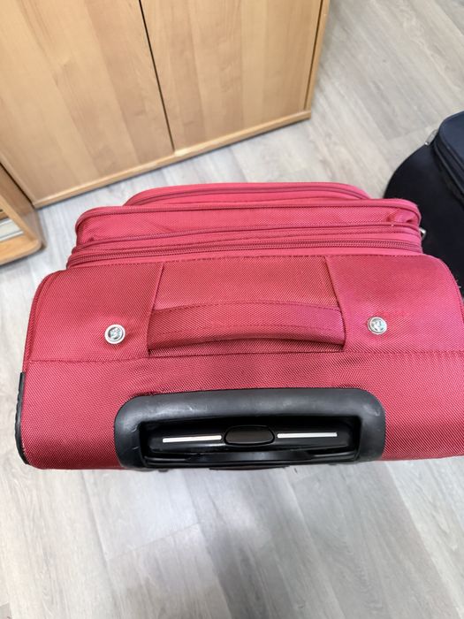 Валіза на колесах червона