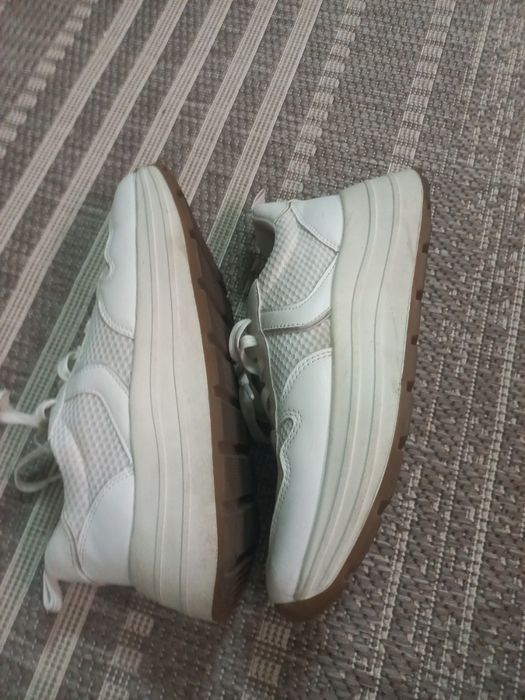 Кросівки відомого бренду