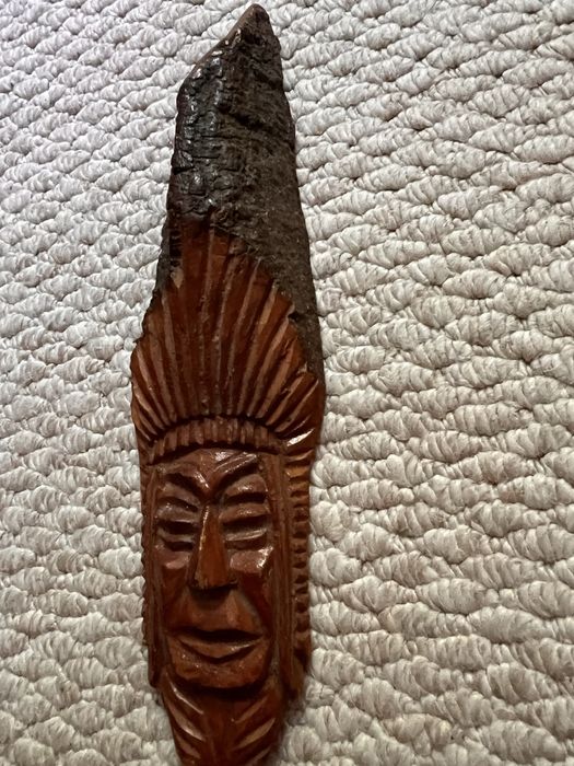 Indianin, płaskorzeźba w drewnie