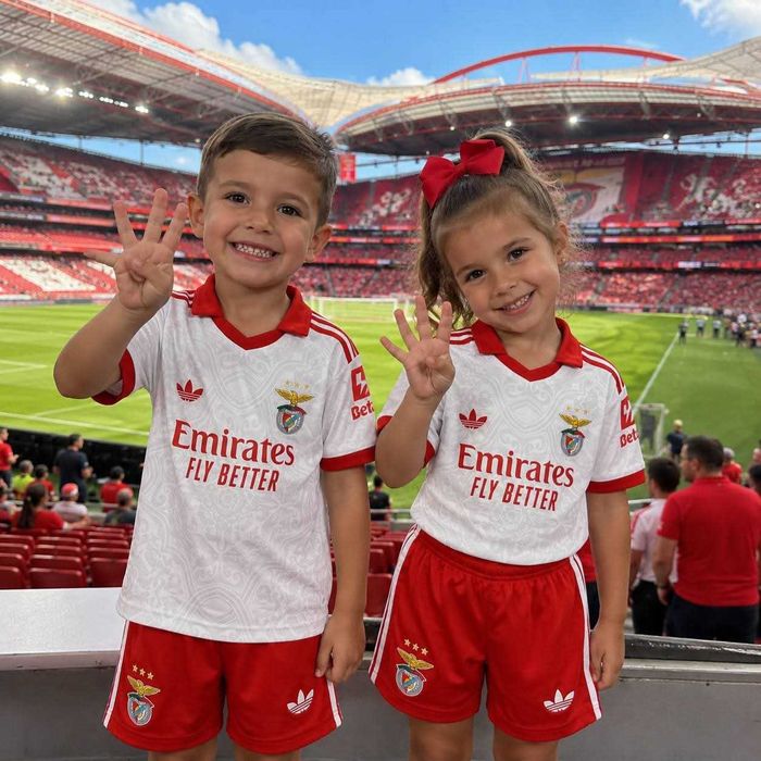Equipamentos de criança do Benfica