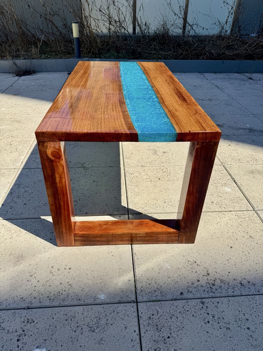 Coffee Table em Carvalho & Resina Epóxi — Peça Única  Preço: 800 €  Coffee table artesanal feita à mão em madeira maciça de carvalho e resina epóxi,