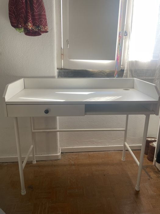 Secretaria Ikea em bom estado