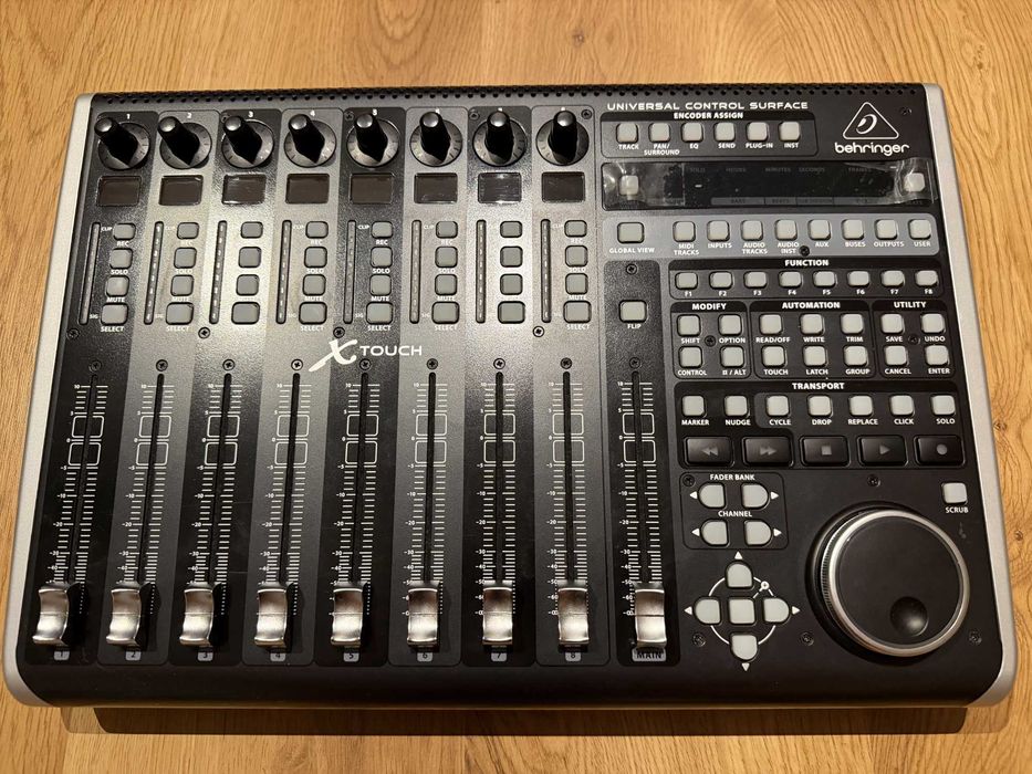Behringer X-Touch kontroler MIDI
