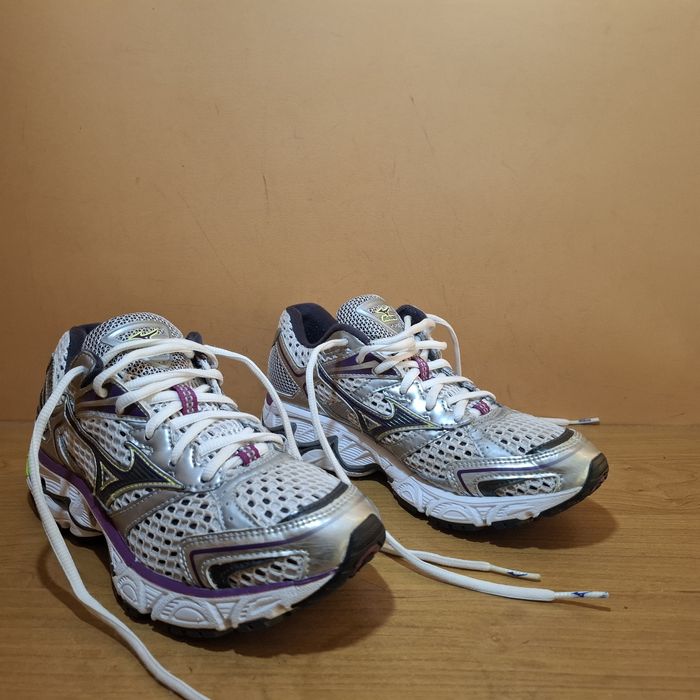 Жіночі фірмові кросівки Mizuno