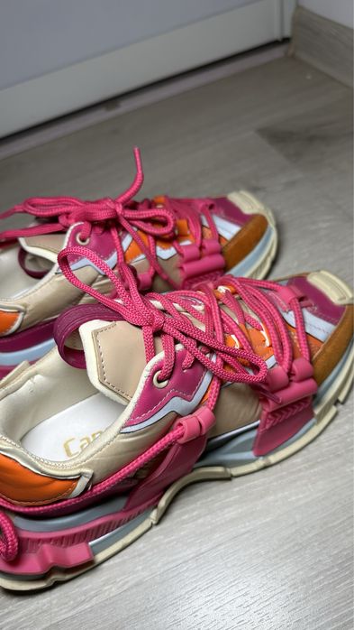 Кросівки жіночі.