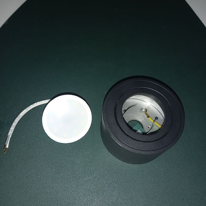 Reflektor powierzchniowy LED z ruchomą głowicą i moduł