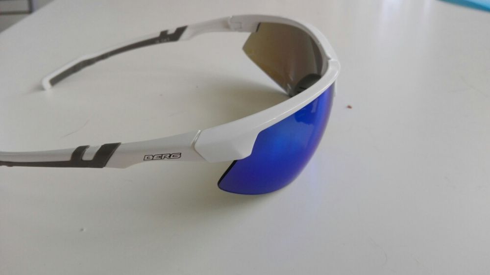Óculos de sol e capacete