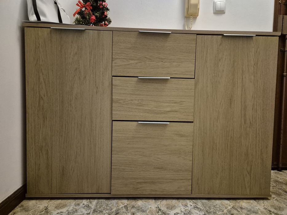 Aparador de madeira processada, cor carvalho – Excelente estado