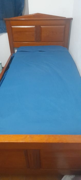 Cama pinho mel solteiro com mesa de cabeçeira com 3 gavetas