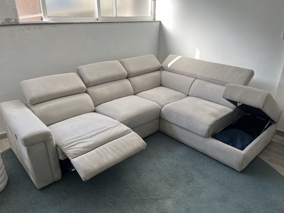 Sofá com parte elevatória e arrumação