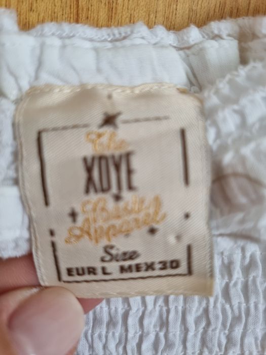 Vestido branco com elástico no peito