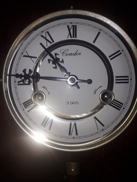 Relógio de corda de parede antigo