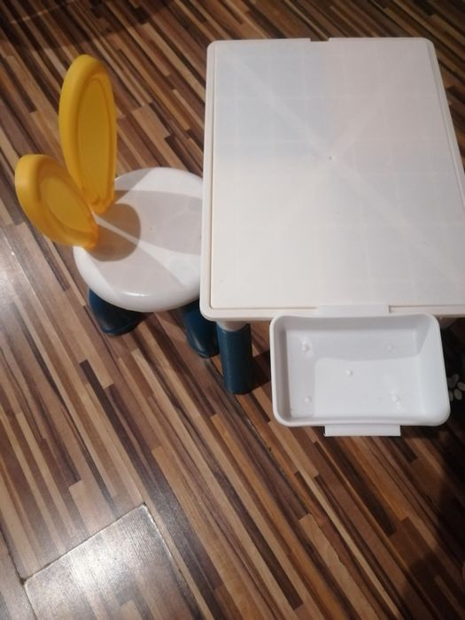 Stolik z krzesełkiem