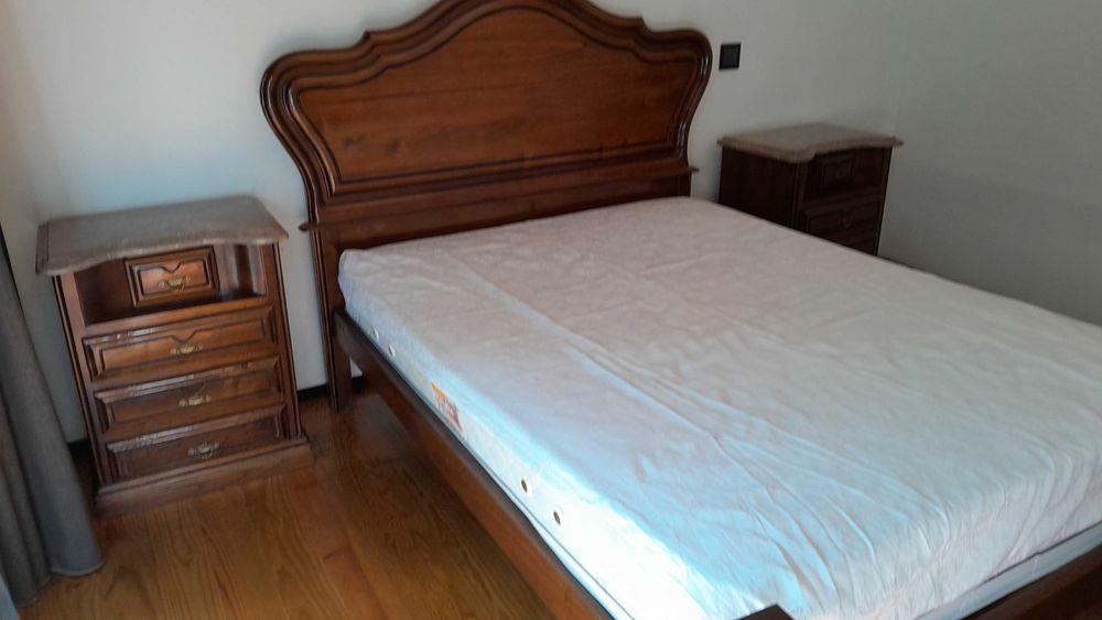 Quarto de casal em madeira maciça