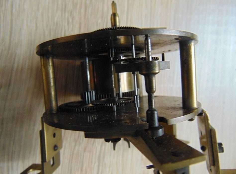 Przedwojenny wiszący okrągły zegar drewniany,sygn.D.C.