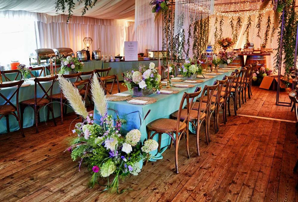 Wynajem krzeseł na wesele, krzesła weselne Boho rustykalne, drewniane