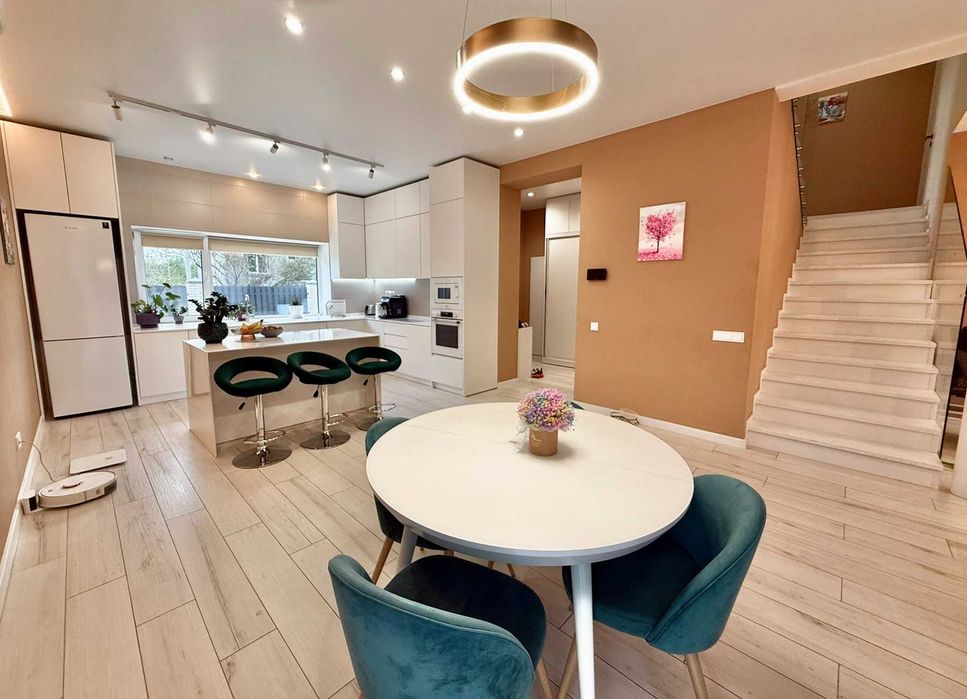 Двоповерховий Будинок З Ремонтом ТА Меблями, 10 КМ Від ЦЕНТРУ МІСТА