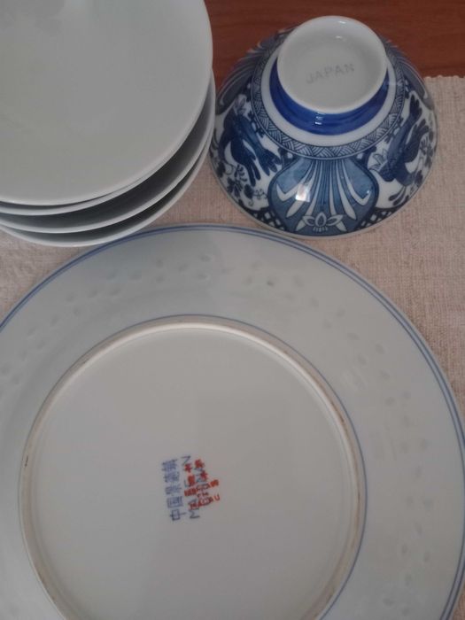 Prato Macau com marca de arroz e 5 taças.