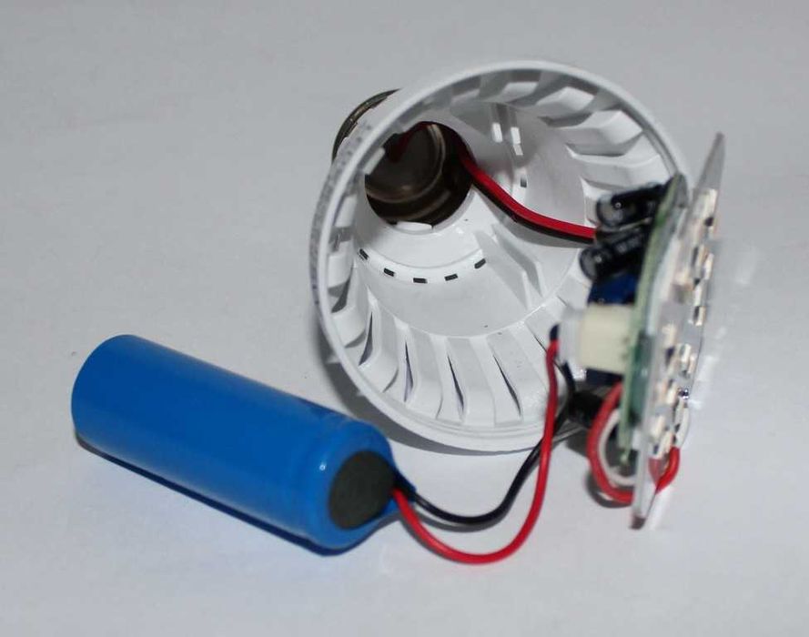 LED лампа с резервным питанием AC DC 9W с аккумулятором