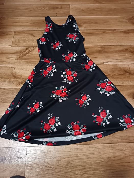 Piękna letnia sukienka z kwiatowym nadrukiem i plecami w  literę V