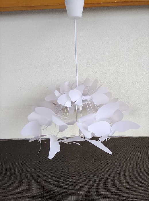 Lampa w motylki do pokoju dziewczynki