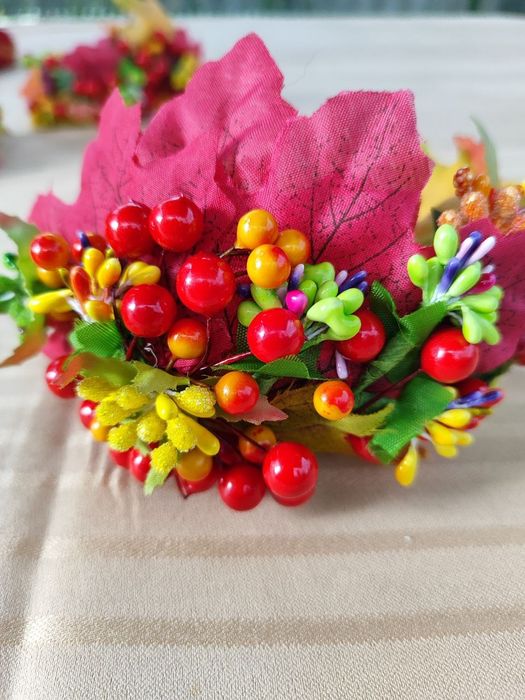 Віночок(обруч),декорований  осіннім листям та ягодами калини