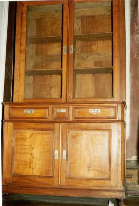 Cristaleira antiga e quarto reclame