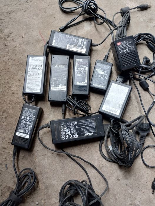 Различные зарядные устройства к ноутбукам