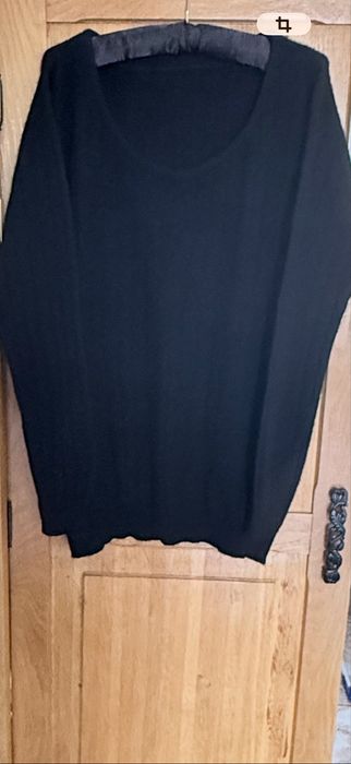 Sweter,100% kaszmir , czarny, b,miły i ciepły.