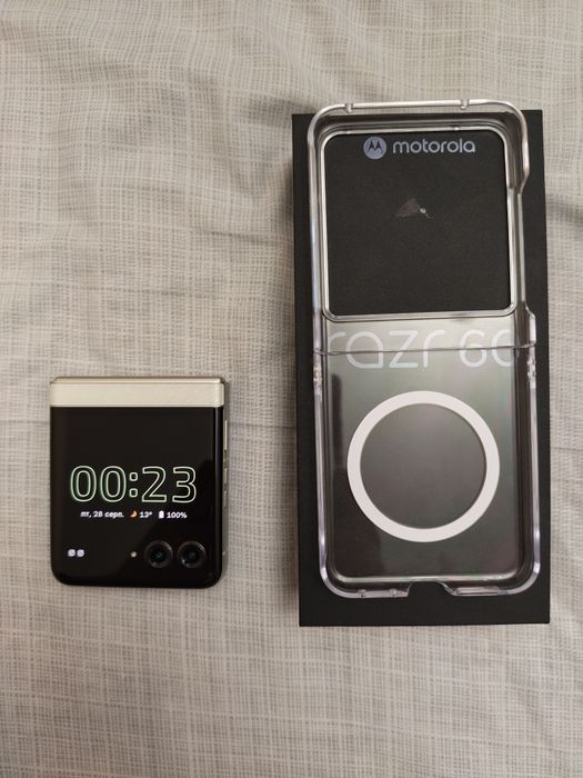 Motorola RAZR 60 8/256гб Lightest Sky білий повний комплект додатковий чохол ідеал 100% акб