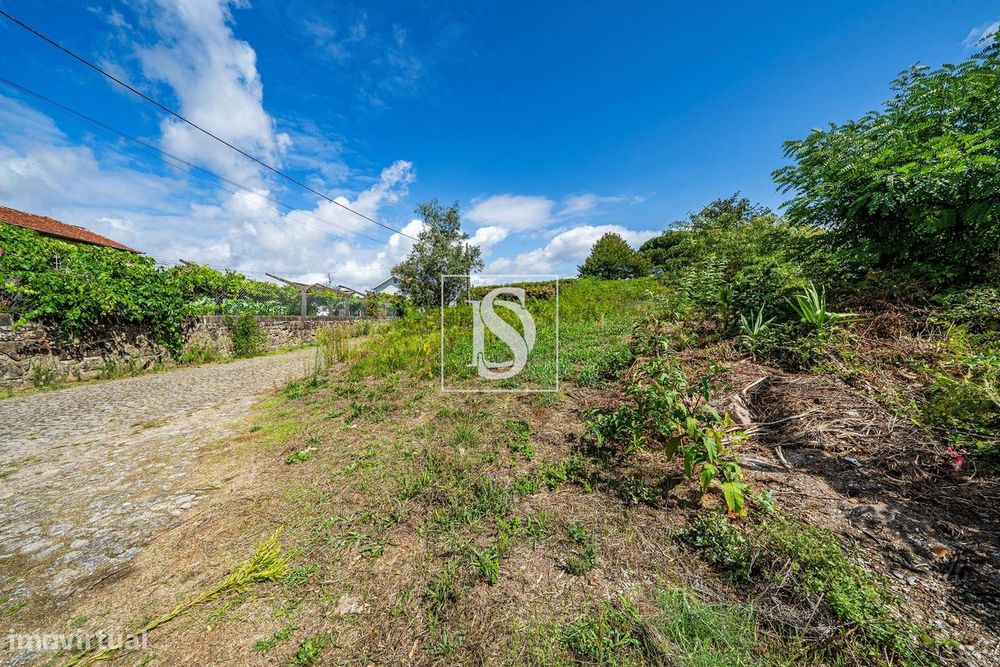 Terreno com 1381 m², junto ao Rio Minho, em Vila Nova de Cerveira