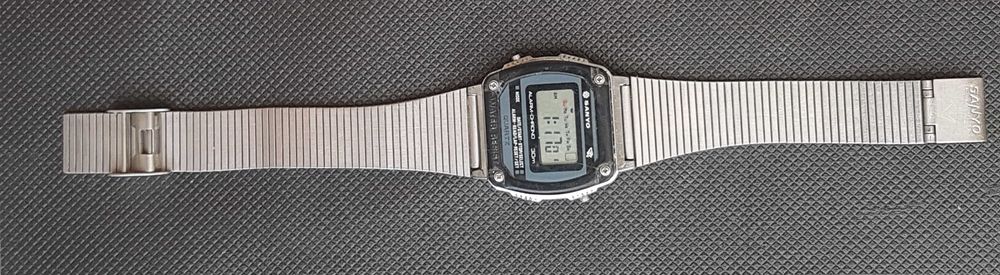 Zabytkowy zegarek cyfrowy Sanyo Alarm Chrono z lat 80.
