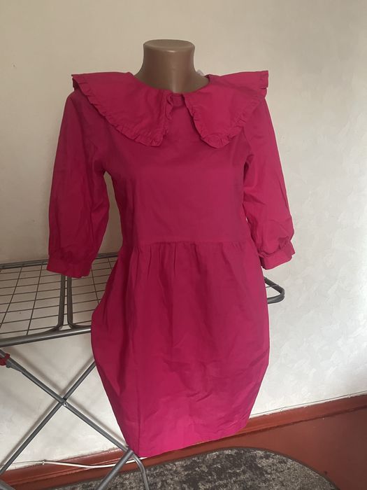 Жіноча сукня кольору фуксія