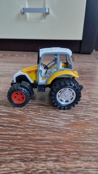 Traktorek truck.