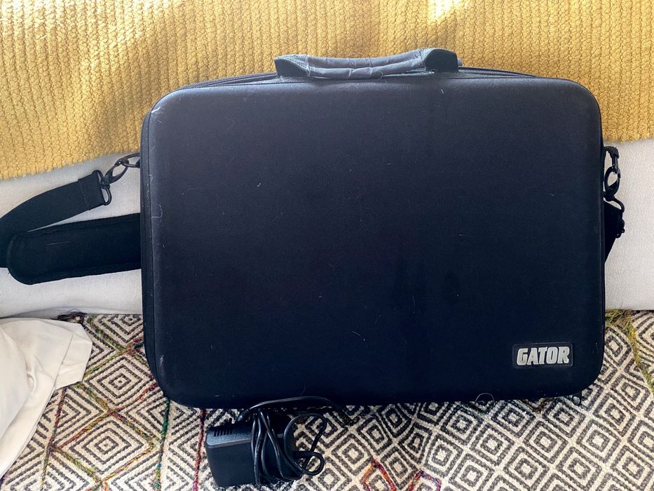 Traktor S2 MK3 com Transformador e Mala Gator DJ