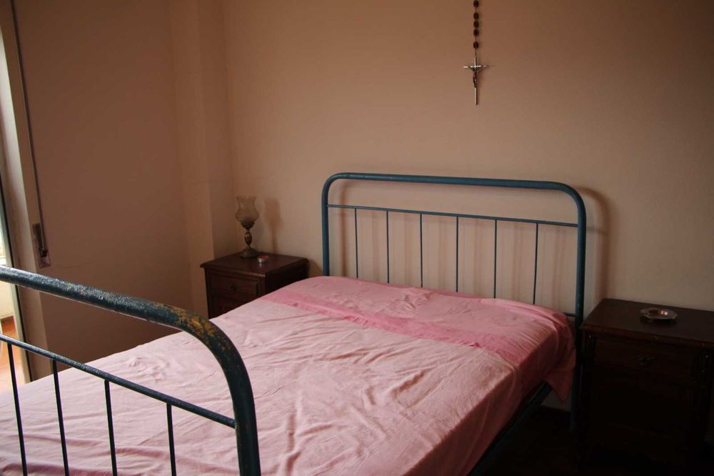 Cama em grades de ferro