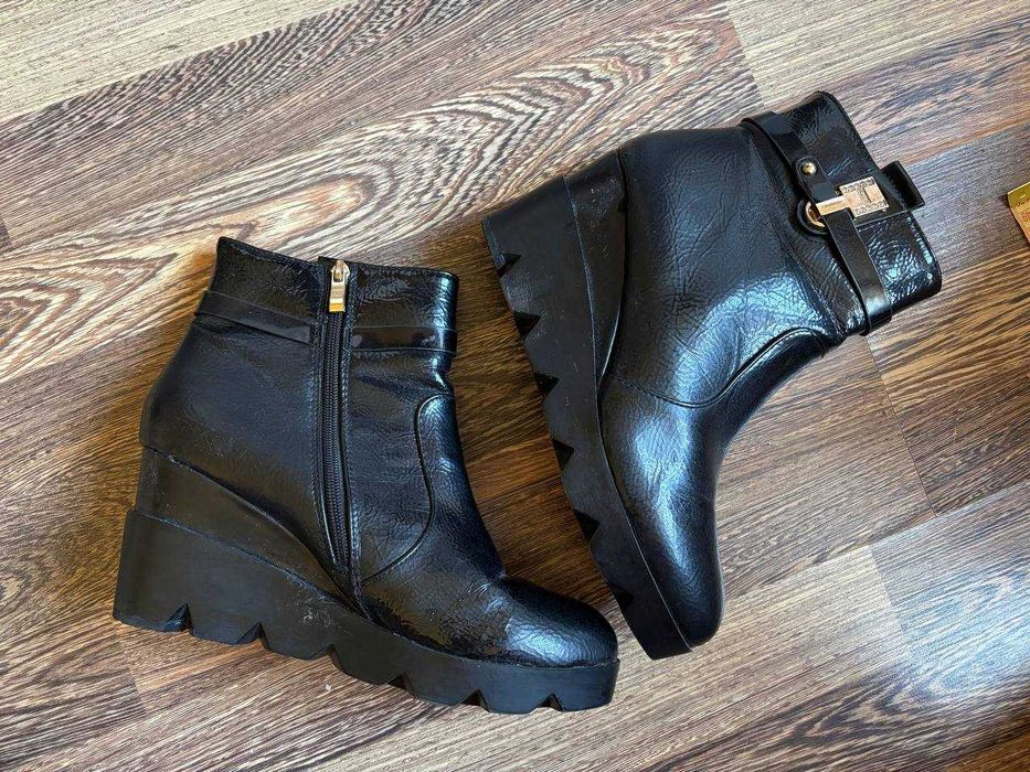 Ботинки черные лаковые на танкетке, 25,5см по стельке