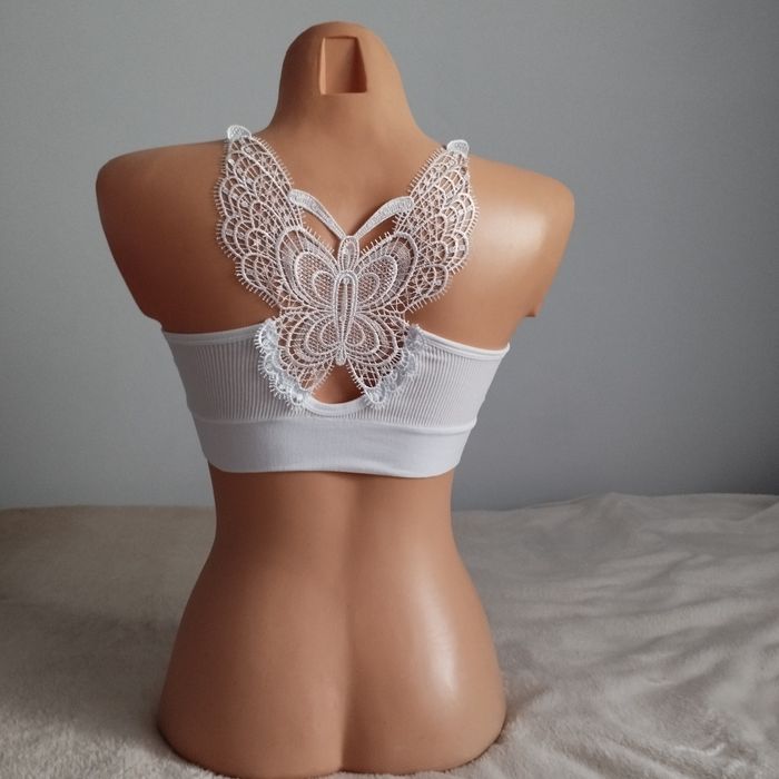 Biały biustonosz z efektownym tyłem.