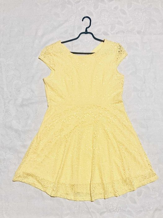 Żółta koronkowa sukienka - rozm. XXL / 44 / 16 - bardzo dobry stan