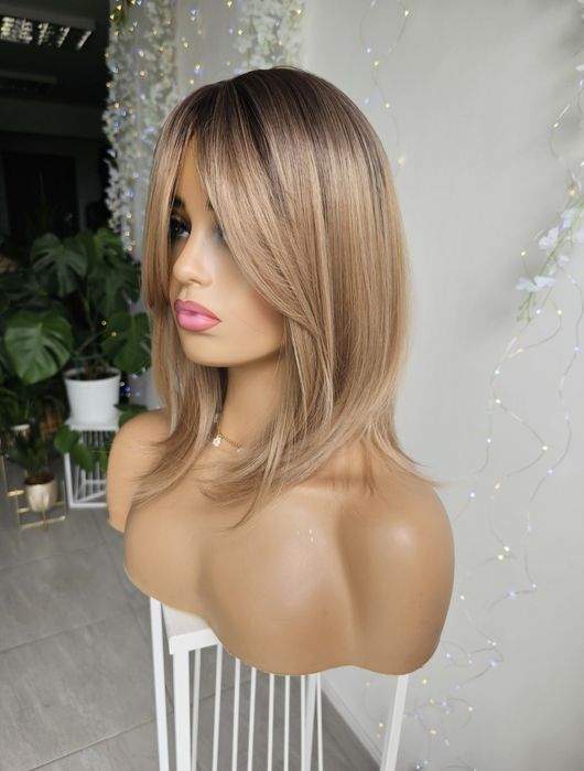 Beżowy blond z odrostem peruka Mia skalp naturalny wygald
