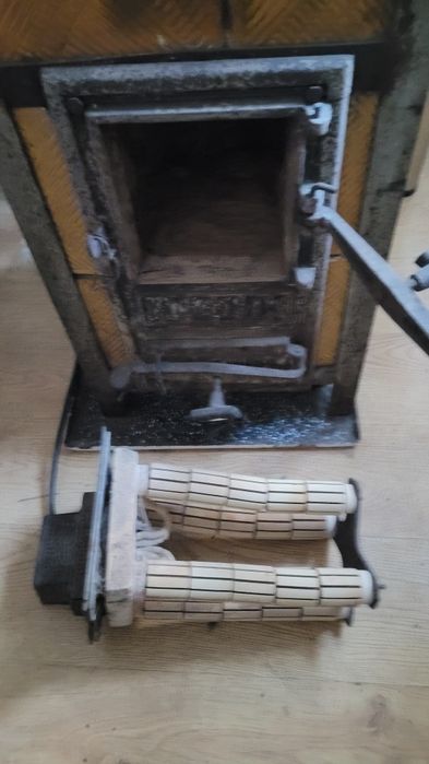 Piec vintage kaflowy z wkładem elektrycznym