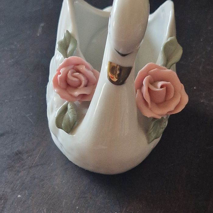 Porcelanowy łabędź koszyczek