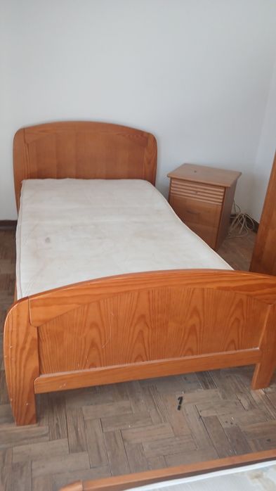 Cama solteiro com colchão, dois roupeiros e uma mesa de cabeceira em muito bom estado