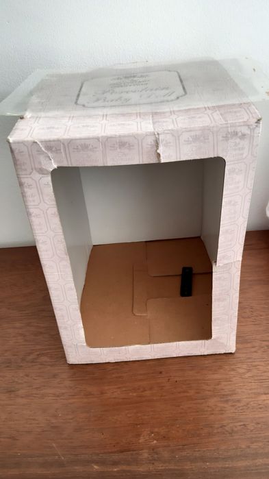 Boneca em porcelana com caixa