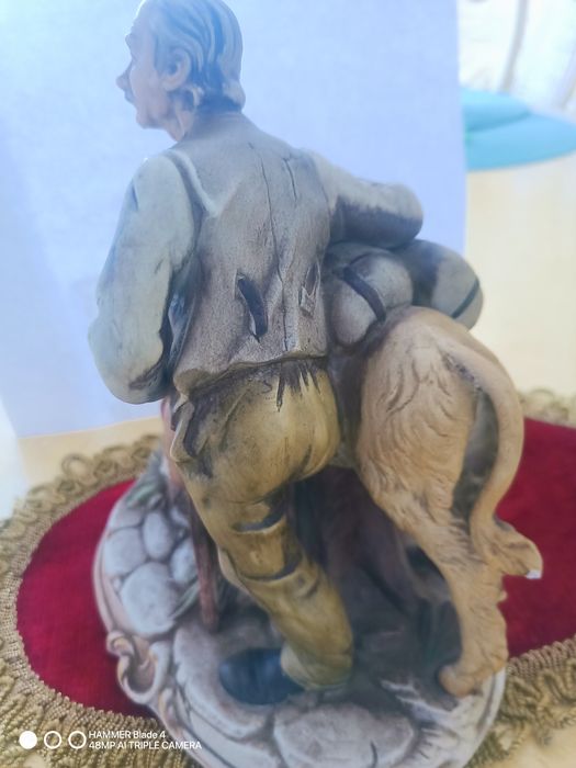 Figurka porcelanowa starzec z osiłkiem