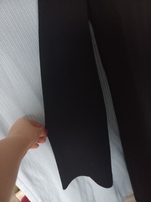 Sukienka midi z delikatnie rozszerzanymi rękawami